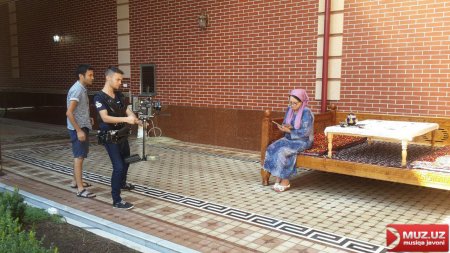 Husan kimni kutishga majbur???