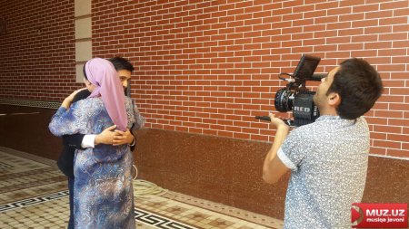 Husan kimni kutishga majbur???